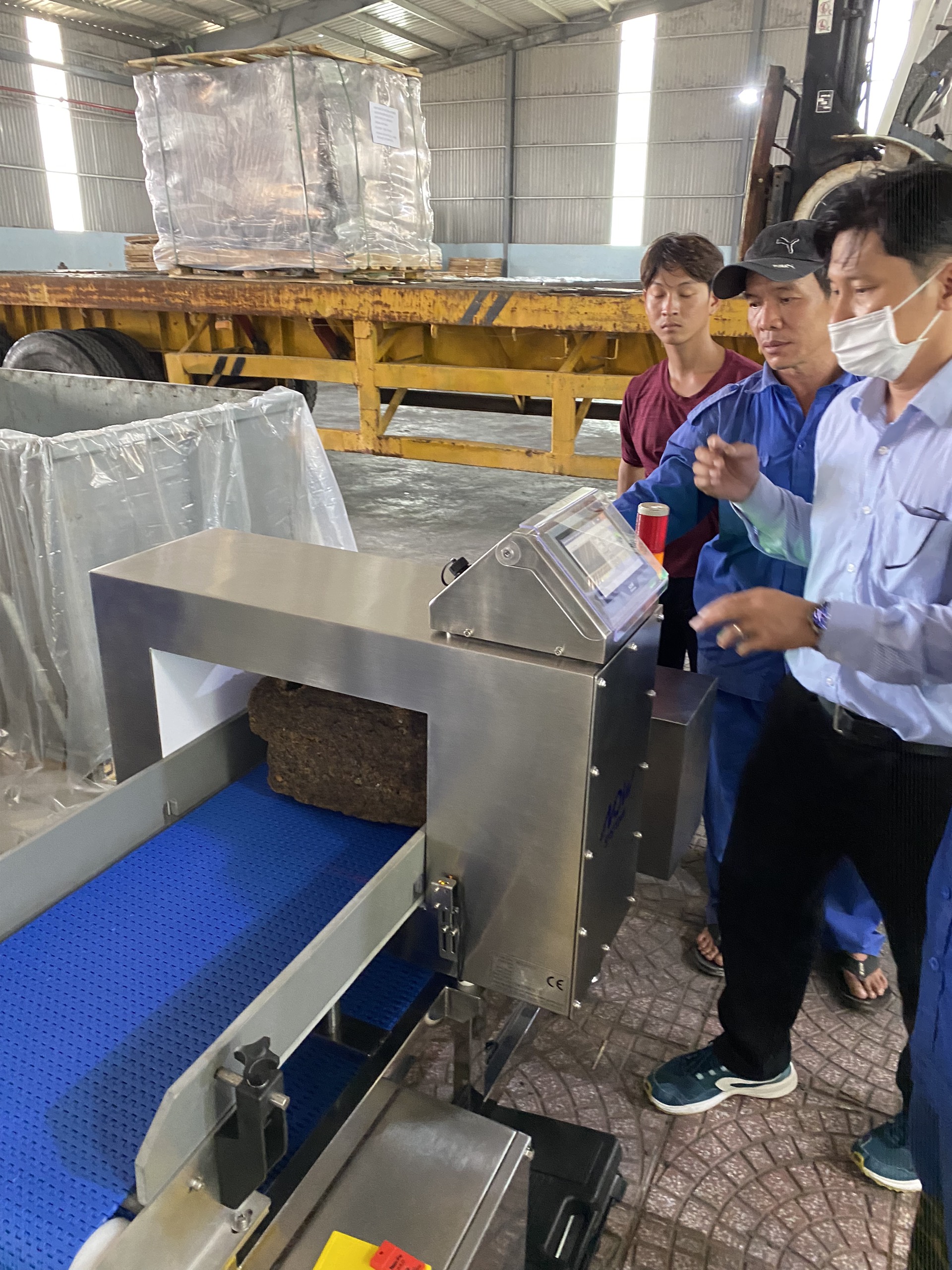 Nhân viên hỗ trợ kỹ thuật tại nhà máy